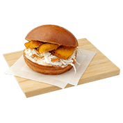 Brioche με κοτόπουλο πανέ, aioli σως, λάχανο καρότο, μαγιονέζα